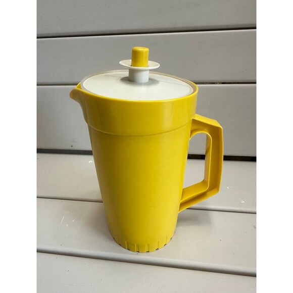Vintage Tupperware Yellow 1 Qt Pitcher Push Button Lid Lightweight 70s - Picture 3 of 7